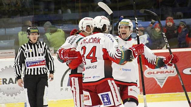 Hokejisté Prostějova (v červeno-bílém) porazili Přerov 3:2 po samostatných nájezdech.