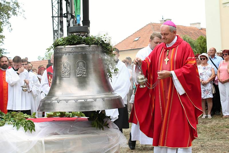 Nové dva zvony, byly v sobotním dopoledni vyzdviženy do věže kostela svatého Jakuba Staršího v Kostelci na Hané. Požehnal jim biskup Josef Nuzík. 27.7. 19