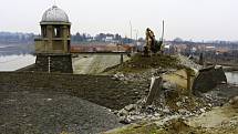 Stavbaři na hrázi plumlovské přehrady zbourali most