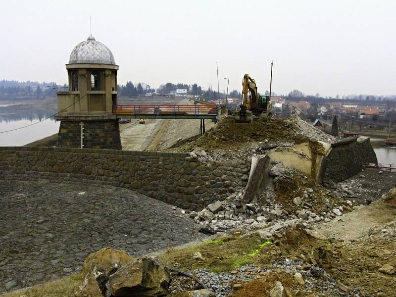 Stavbaři na hrázi plumlovské přehrady zbourali most