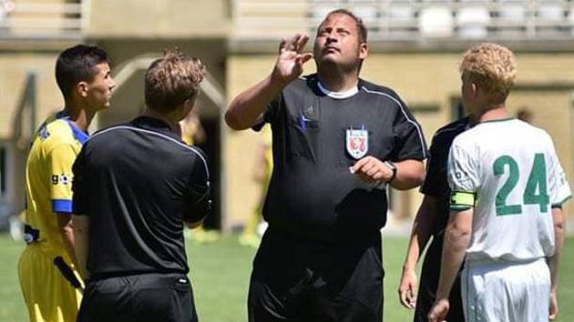 Rozhodčí Karel Landa (uprostřed) na mezinárodní olympiádě mládeže v Maďarsku.