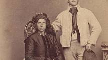 Dvojice v kroji na fotografii z brněnského ateliéru Rafael.