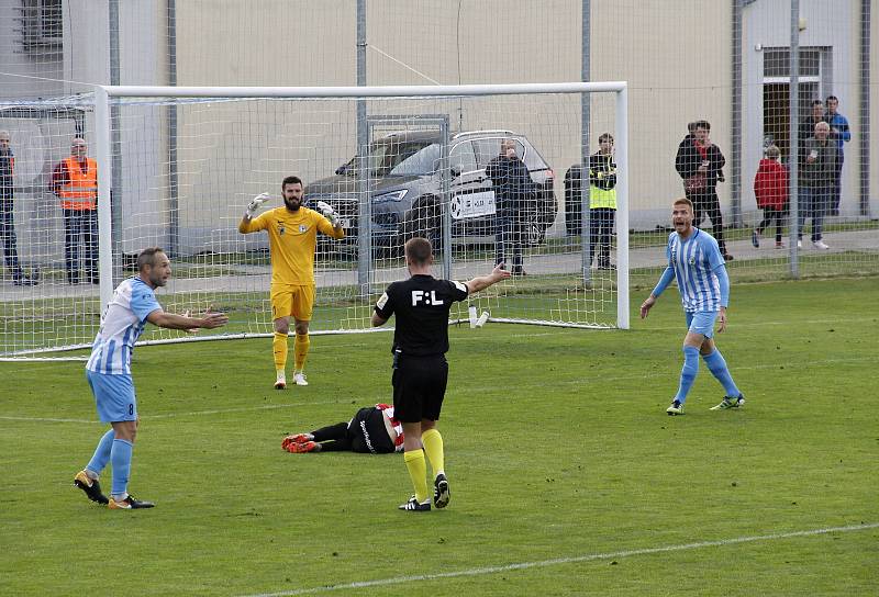 Fotbalisté Prostějova (v bílo-modrém) porazili Žižkov 2:1.