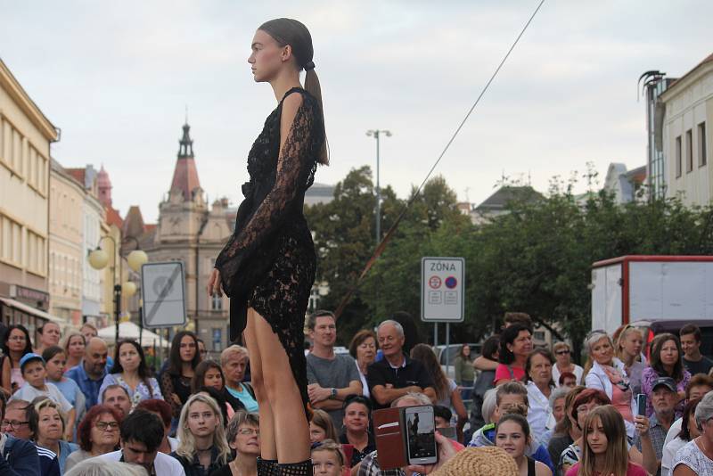 Na náměstí T.G. Masaryka v Prostějově proběhla ve čtvrtek v podvečer módní přehlídka místních firem.