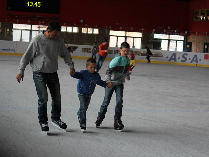 Milovníci zimních sportů oprášili brusle a vyrazili na prostějovský zimní stadion otestovat kvalitu letošního ledu. V sobotu se zde konalo první bruslení pro veřejnost.