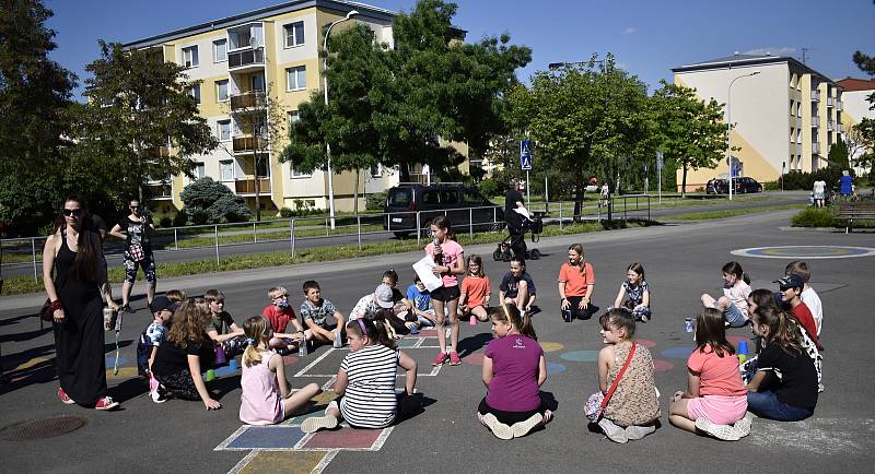 Před prostějovskou školou E. Valenty "pokřtili" novou knihobudku