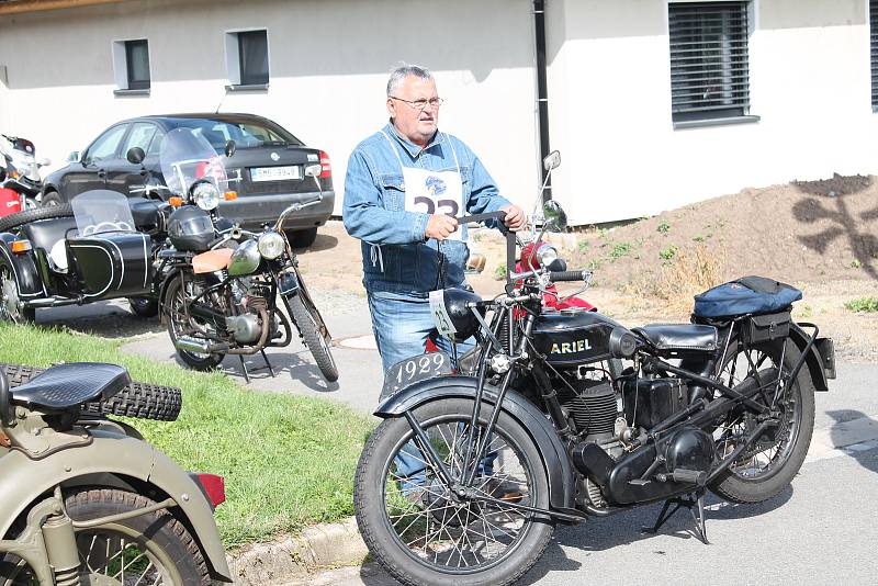 Přehlídka historických motorových vozidel v rámci soutěžní přehlídky Rallye na pohodu - z lázní do lázní. 18.8. 2019