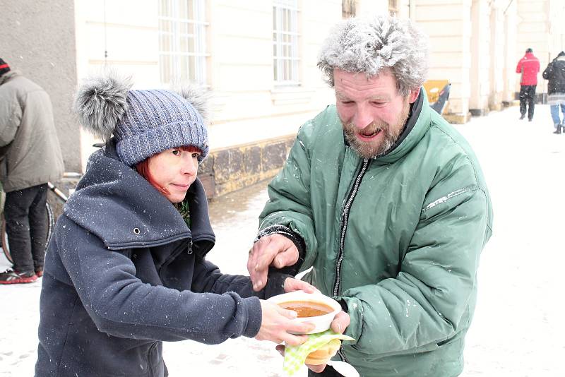 Podávání polévky bezdomovcům v Prostějově