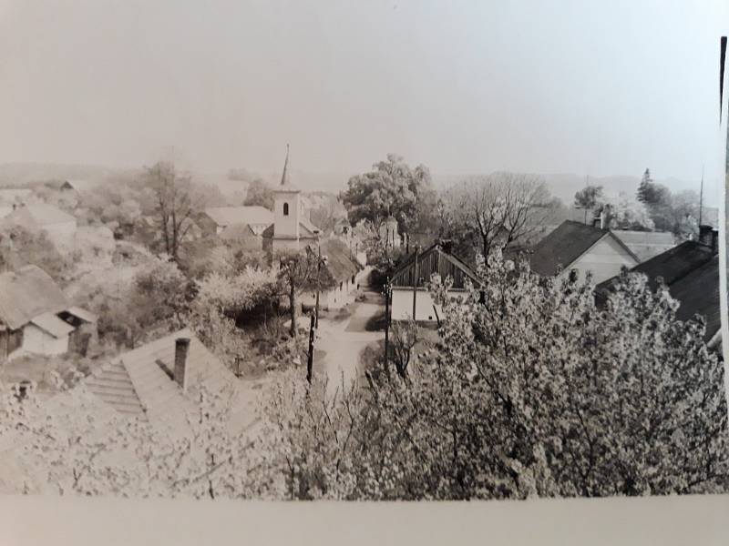 POHLED NA OBEC. Fotografie byla pořízena z okna školy. Na návsi je možné vidět kapli svaté Anny, která byla postavena v roce 1902. Dodnes slouží k pravidelným mším.