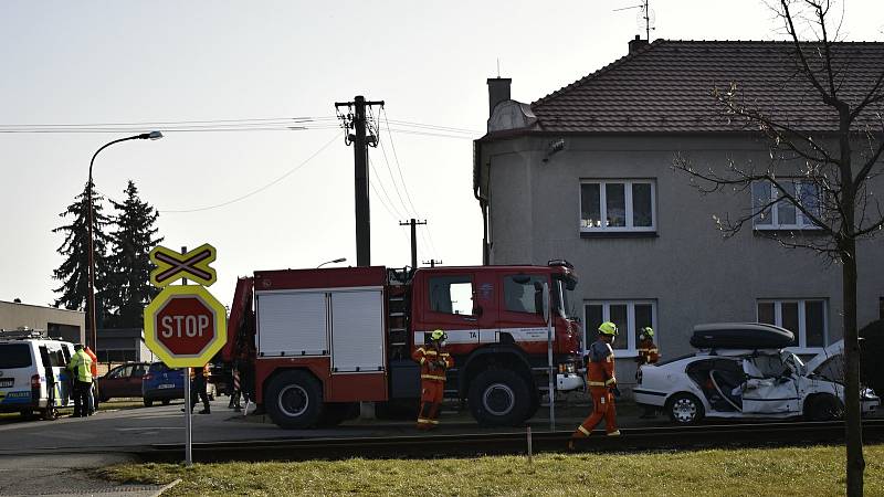 Osobní vlak smetl na nechráněném přejezdu v Kostelci na Hané osobní automobil se čtyřmi lidmi. 25.2. 2021