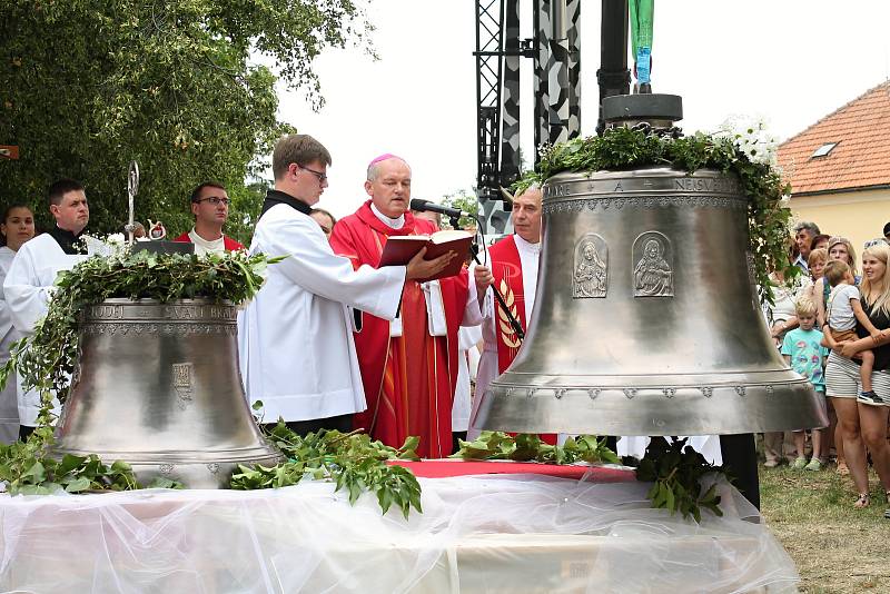 Nové dva zvony, byly v sobotním dopoledni vyzdviženy do věže kostela svatého Jakuba Staršího v Kostelci na Hané. Požehnal jim biskup Josef Nuzík. 27.7. 19