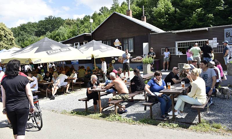 Majitelé nesmrtelných východoněmeckých vozidel se sešli o víkendu v plumlovském kempu Žralok. 2.7. 2022