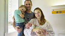 Malá Kristýnka s rodinou. První miminko Olomouckého kraje roku 2020 se narodilo v Prostějově