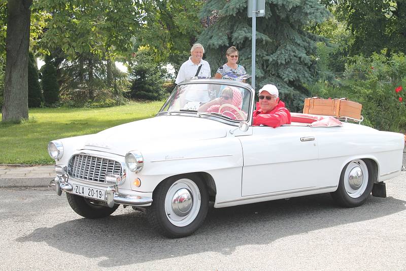 Přehlídka historických motorových vozidel v rámci soutěžní přehlídky Rallye na pohodu - z lázní do lázní. 18.8. 2019