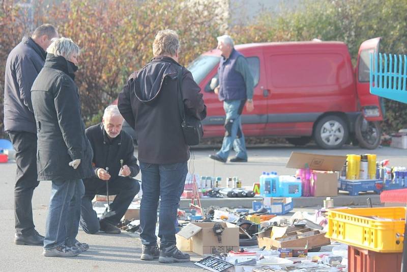 Sobotní chladné, ale slunečné dopoledne přilákalo na tradiční prostějovskou motoburzu na 400 fanoušků starých automobilů, ale také motocyklů, kol i milovníků starožitností a kuriozit.