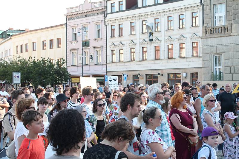 Demonstrace proti Andreji Babišovi na náměstí T. G. Masaryka v Prostějově - 11. 6. 2019