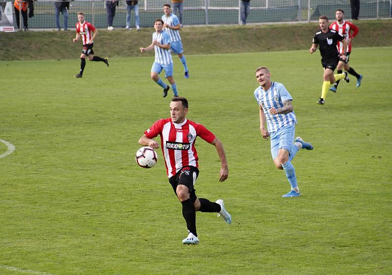 Fotbalisté Prostějova (v bílo-modrém) porazili Žižkov 2:1.