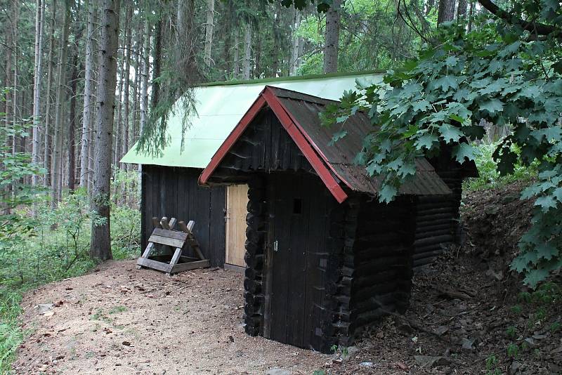 Himmlerka. Někdejší lovecká chata v lesích nad Milkovem nedaleko Bouzova