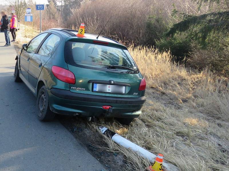 U Jednova v sobě skončila dvě auta. Nehoda se obešla bez zranění.