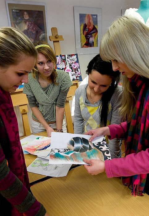 Studentky Střední průmyslové školy oděvní v Prostějově pracují na šatech pro finalistku České Miss