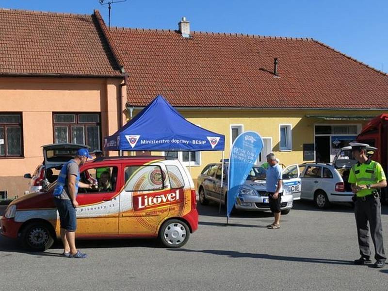 Policisté zastavovali řidiče v Malém Hradisku. Ti, kteří nenadýchali, dostali odměnu