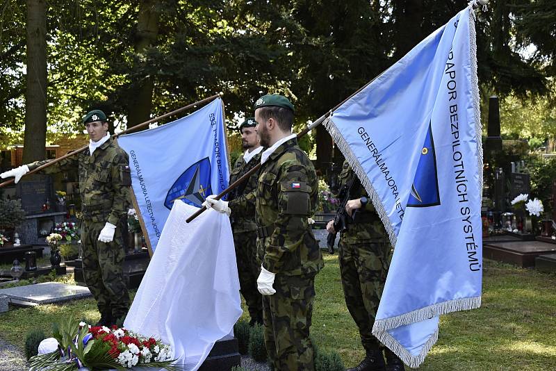 Generálmajor letectva in memoriam Josef Duda má od 9. srpna 2022 na prostějovském městském hřbitově svůj náhrobek.