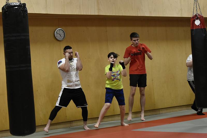 V pátek 18. března se v tělocvičně DDM na Vápenici představil profesionální boxer Pavel Albrecht.