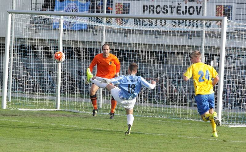 Prostějovští fotbalisté (v pruhovaném) v poháru proti Zlínu