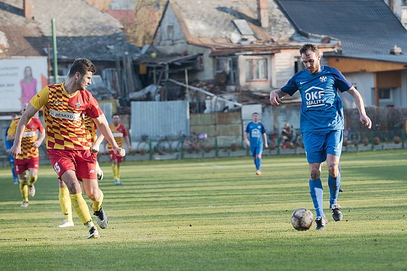 Fotbalisté FK Kozlovice (v nových modrých dresech) proti 1. BFK Frýdlant nad Ostravicí.