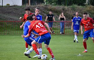 Poslední domácí zápas letošní sezony zvládly Čechovice (v červeném) na výtečnou. Lutínu nasázely šest branek.