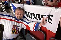 Na světovém šampionátu v ledním hokeji v Rize nechybí ani fandové z Konice a Prostějova. 12.5. 2023. Foto: Tomáš Grepl, se svolením