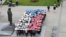 Studenti SOŠPO v Prostějově uctili výročí vzniku Československa živou vlajkou.