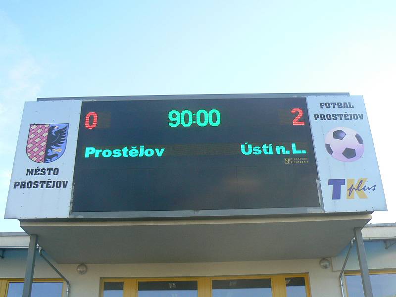 Fotbalisté Prostějova (v pruhovaném) nedokázali na jaře ani na druhý pokus bodovat a podlehli doma týmu Ústí nad Labem.