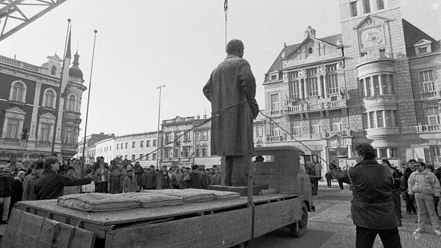 Pomník V. I. Lenina byl odstraněn 29. prosince 1989, pár týdnů po tzv. sametové revoluci.