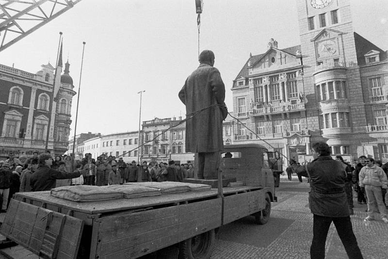 Pomník V. I. Lenina byl odstraněn 29. prosince 1989, pár týdnů po tzv. sametové revoluci.