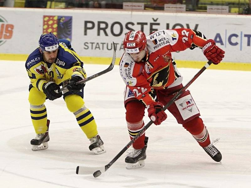 Prostějovší hokejisté (v červeném) porazili Přerov 3:2 v prodloužení.