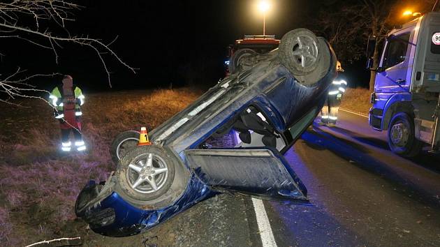 Dvaadvacetiletý řidič nezvládl řízení mezi Pěnčínem a Přemyslovicemi a poté co přetočil auto na střechu skončil v nemocnici. 9.2. 2022