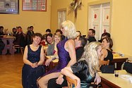 „Show must go on“. Návštěvníci XXV. společenského plesu Obecního úřadu v Seloutkách si užili i Travesti show. 