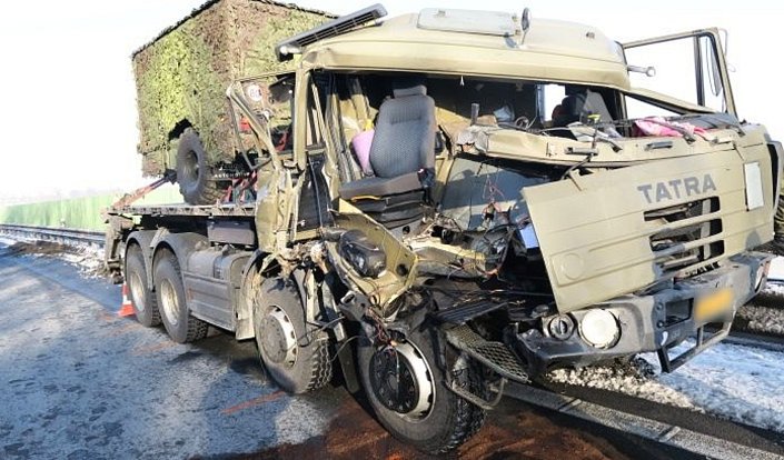 Pondělní nehoda vojenské Tatry s Manem zastavila dálnici D46 z Olomouce do Brna na šest hodin. 4.12. 2023