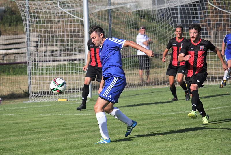 Fotbalisté Lipové (v modrém) vyhrály na hřišti nedalekého Protivanova 4:3