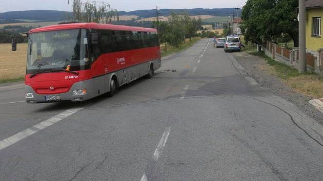 Srážku fordu s autobusem mezi Konicí a Budětskem