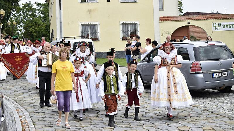 Krojovaným průvodem zahájili Hanáci z folklórního souboru Kosíř oslavy svých čtyřicátin i kostelecké hody. 27.8. 22