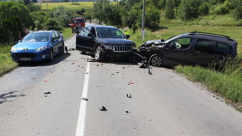 Srážka tří aut mezi Konicí a Štarnovem