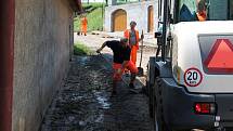 Hlavní křižovatku v Pavlovicích u Kojetína zaplavily tuny bláta z utrženého svahu. 14.6. 2019