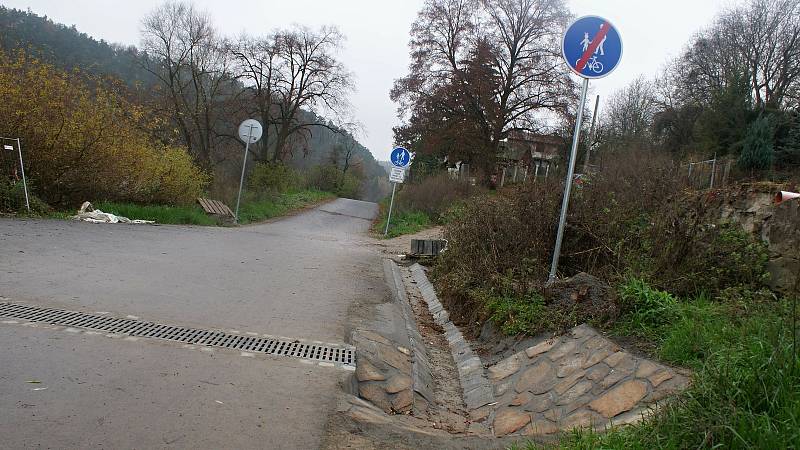 Stavba cyklostezky podél severního břehu plumlovské přehrady - 16. 11. 2020 - nové zábradlí a dopravní značení