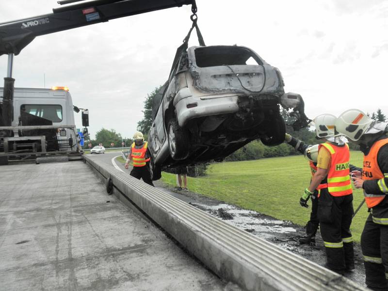 Auto rodiny vzplálo na D46 u Olšan u Prostějova v neděli ráno, právě když rodina mířila do olomoucké porodnice.