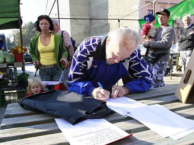 Podpis petice za zachování prostějovské tržnice na stávajícím místě