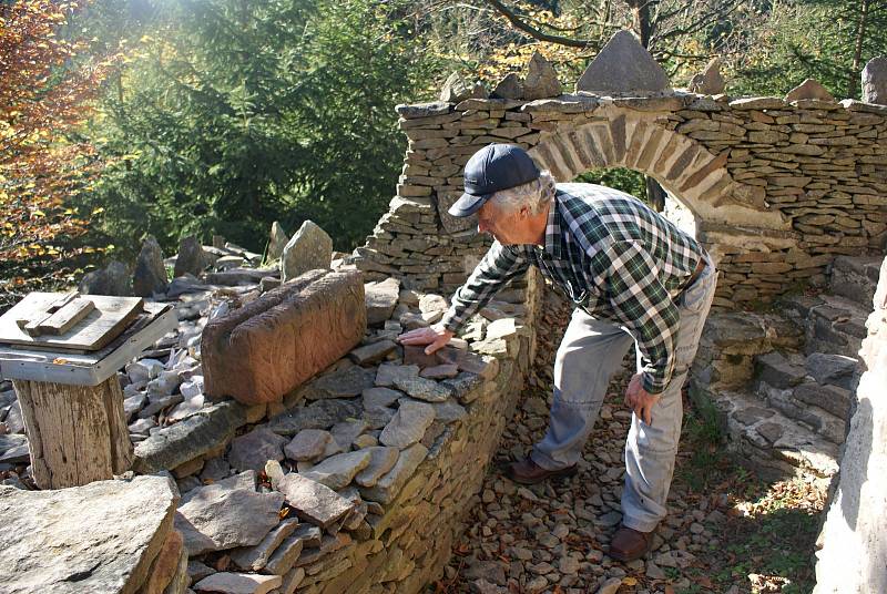 Hrádek Špacírštejn u Lipové na Prostějovsku se svým stavitelem Zdeňkem Procházkou  - 26. října 2019