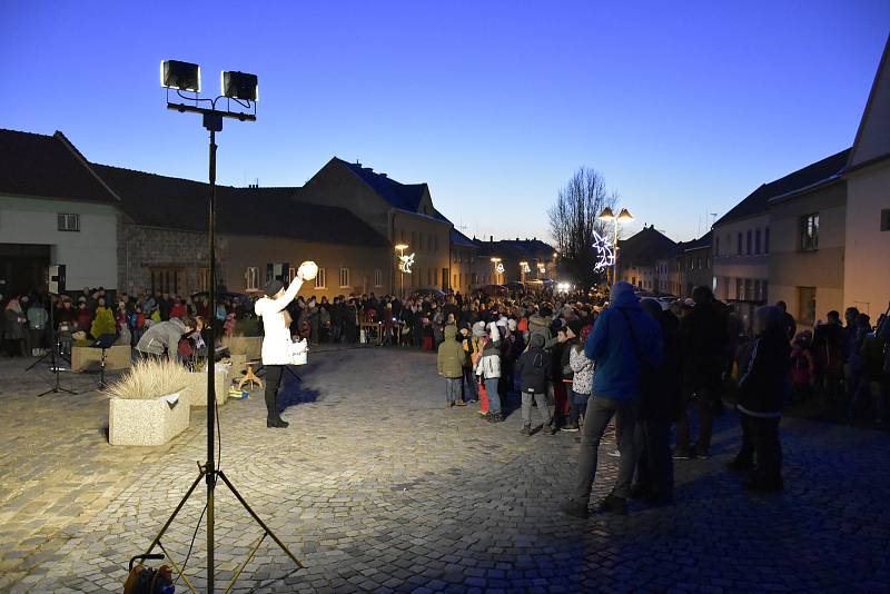 Rozsvícení vánočního stromu v Nezamyslicích 2019