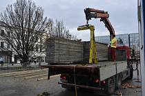 Umělé kluziště na náměstí T. G. Masaryka se už začíná rýsovat. Dělníci od pondělka pokládají dřevěné rošty. 22.11. 2022